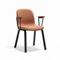 Chaise d'appoint en tissu brun avec accoudoirs et structure en métal noir